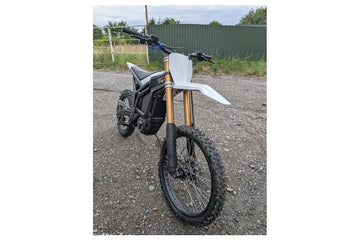 Talaria KOMODO L3e černá bílé plasty