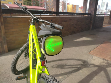 Sattelstütztasche mit kabellosen LED-Richtungsanzeigern
