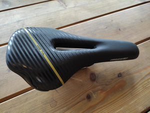 sedlo Crussis selle royal wide tail
